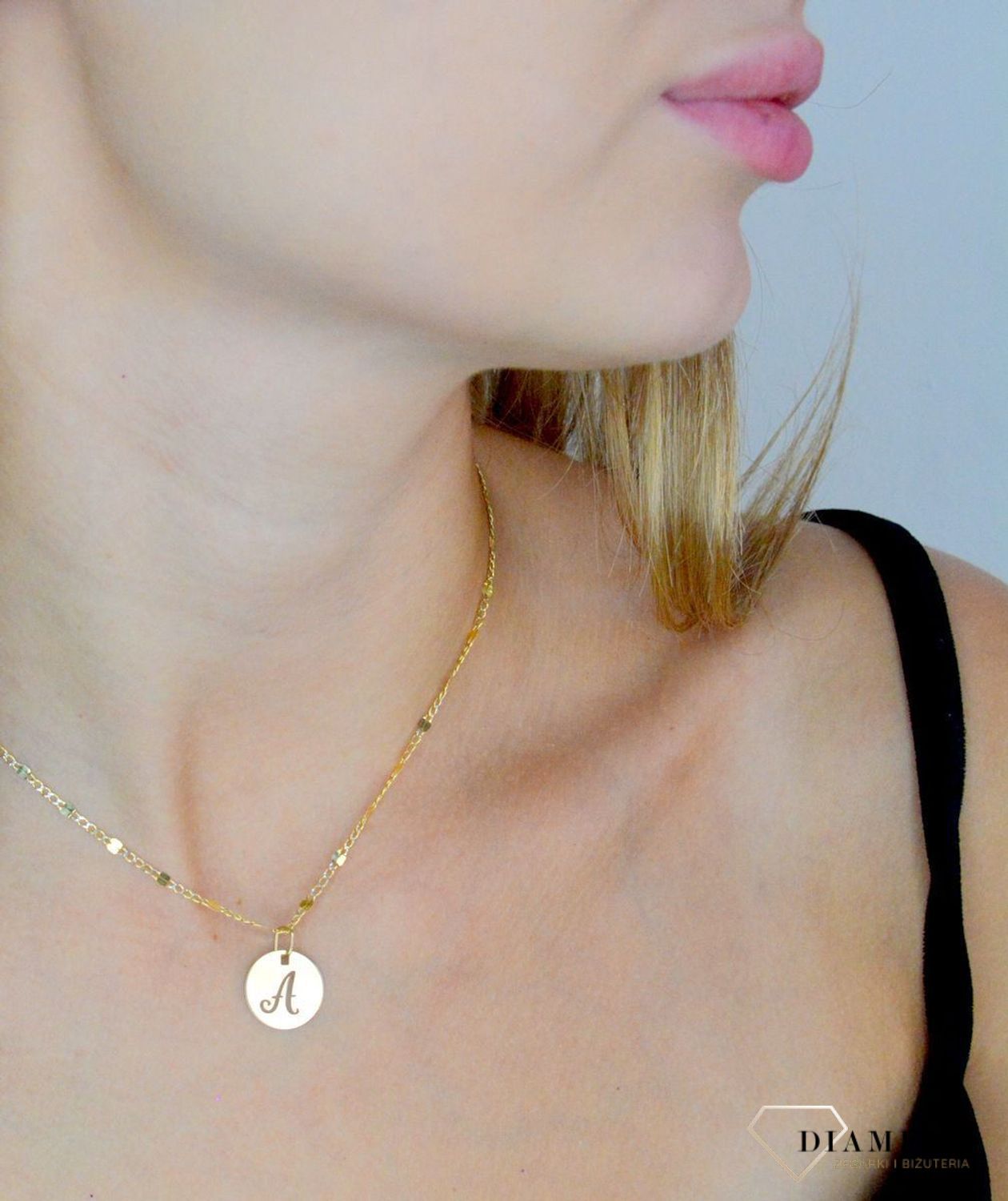 Złota zawieszka 585 literka ZA 2128A. Modna złota zawieszka wykonana z najwyższej próby złota 585. Zawieszka w kształcie litery A. Idealny pomysł na prezent.  Literka A. Zawieszka A..jpg